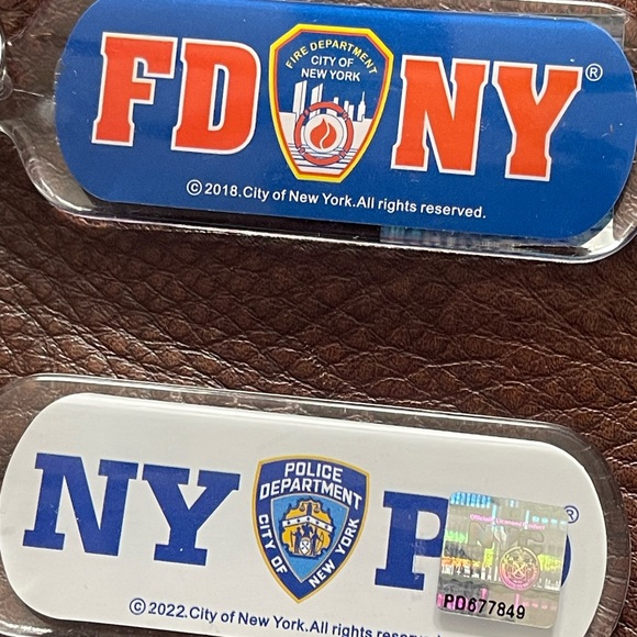 SET OF NYPD & FDNY KEYCHAINS. Brand new - Picture 3 of 6